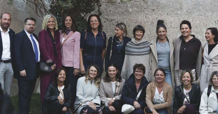Na foto de grupa de duta la ulenteres y bibliotechers de Gherdëina, cun l ambolt de Santa Cristina Christoph Senoner y chël de Sëlva Tobias Nocker. La biblioteches de Gherdëina à pudù pië do n zertificat de cualità.
 Na foto de grupa de duta la ulenteres y bibliotechers de Gherdëina, cun l ambolt de Santa Cristina Christoph Senoner y chël de Sëlva Tobias Nocker. La biblioteches de Gherdëina à pudù pië do n zertificat de cualità.