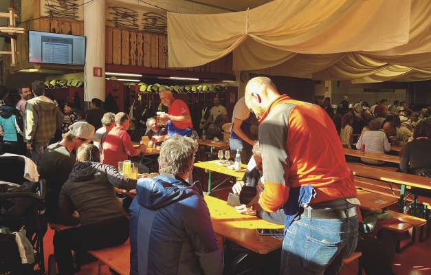 Ola dala fertuna, na degustazion de vin, törggelen y mujiga dal vif cun festa: chësta fova la festa di Destuafuech de Urtijëi. I ulenteres à laurà trëi dis alalongia.
 Ola dala fertuna, na degustazion de vin, törggelen y mujiga dal vif cun festa: chësta fova la festa di Destuafuech de Urtijëi. I ulenteres à laurà trëi dis alalongia.