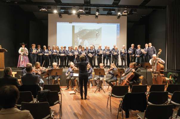 L cor y la urchestra à ciantà y sunà n ucajion dla prejentazion dl liber. (Foto: Claudio Cainelli)
