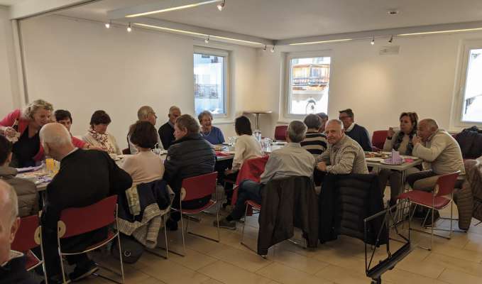 Tëurta, café y mpue s’la ciaculé: i iubliares se à ancuntà do mëssa te biblioteca.
