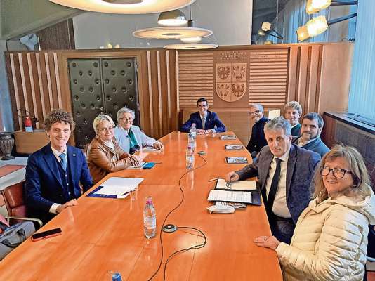 La ncontada del Assessor Regional Ladin, Luca Guglielmi, nte la senta de la Region a Trënt, co i Capicomuns de Col e Fodom e i raprejentánc de le Union Ladine de Souramont e del Istitut Cultural Ladin Cesa de Jan. (©ufficio stampa Regione Autonoma Trentino-Alto Adige/Südtirol)
