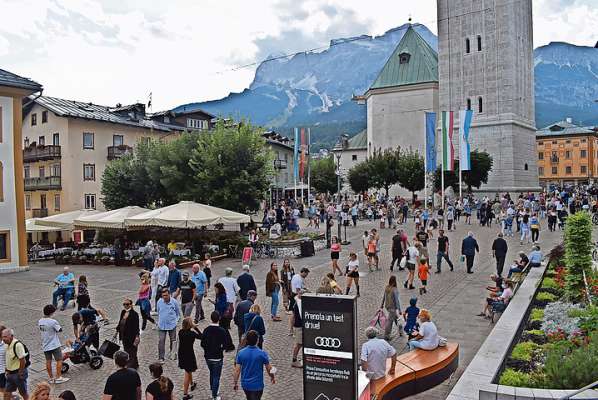 El Comun de Anpezo el scode deboto 2 milioi 400 euro a ‘l an de ra steora sul turismo. Ades l à dito de no al governo talian, che el vorea ra bete pi ciara del 140 par zento, inze i luoghe agnó che ‘l é ra Olimpiades 2026.
