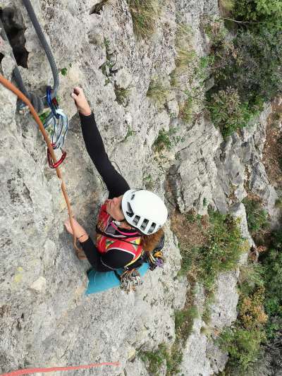 N moment de la selezions sun crepa te la Val di Laghi.
