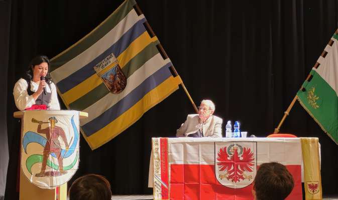 Sara Tovazzi prejenta l autor Matuella a La Gran Ciasa a Soraga. 
