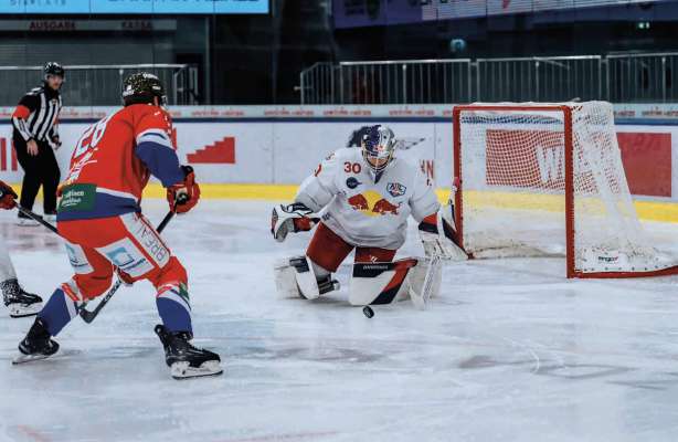 Luke Moncada y Simon Pitschieler à fat i doi goi per l Gherdëina. (Foto: EC Red Bull Salzburg/mackingerphotography)

