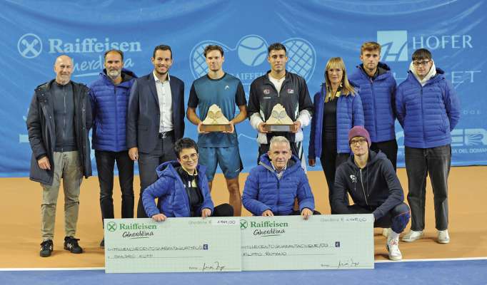 I urganisadëures dl TC Gherdëina cun amez i doi finalisć: Sandro Kopp (a man ciancia) y Filippo Romano (a man drëta) cun l trofeo. (Foto: Alex & Diego Runggaldier)
