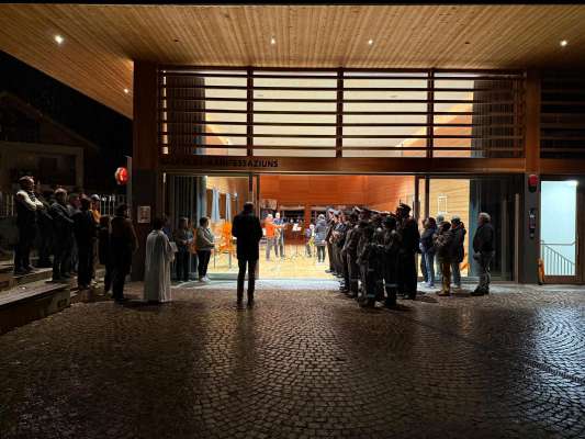 N momënt tratan la festa de dedicaziun dl sale a Giovanni Costa.
