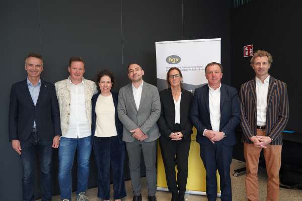 Dmc él Markus Valentini, Michael Costamoling, Evelyn Rainer, Jonas Mairhofer, Judith Rainer, le surastant nü Thomas Walch y Hannes Kronbichler. Foto: HGV
