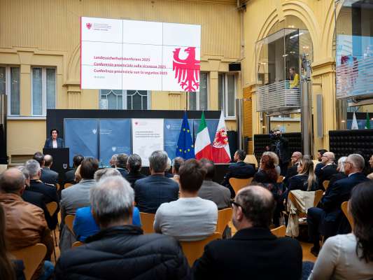 L’assessuria provinziala Ulli Mair baia en gaujiun dla Conferënza provinziala sön la segurté, olache al é gnü presenté le stüde. Foto: osp/Fabio Brucculeri
