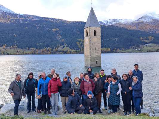 Le Cor de dlijia da Lungiarü sön le lech de Reschen.
