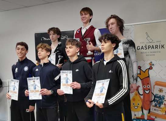 Matteo Marchioni (en bas a cencia) a la premiazion de la Tirnavia Cup.
