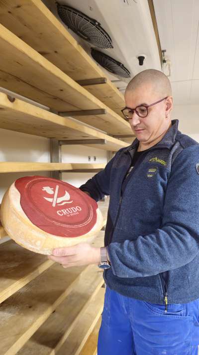 L ciasé Peter Decrestrina col nef formai ‘Crudo di Moena’.
