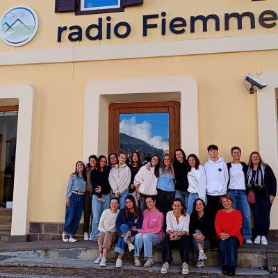 I studenc tedant la senta de Radio Fiemme.
