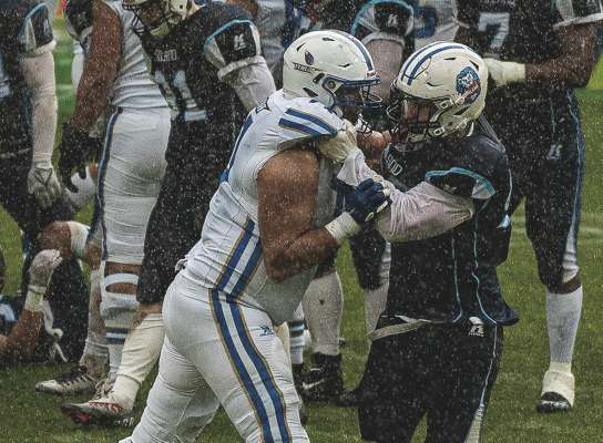 David Perathoner n azion contra n jugadëur dla Finlandia.
