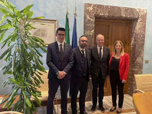 L assessor Guglielmi a Roma col president de »Articolo 6« Cubeddu, l minister Calderoli e la senatora Testor.
