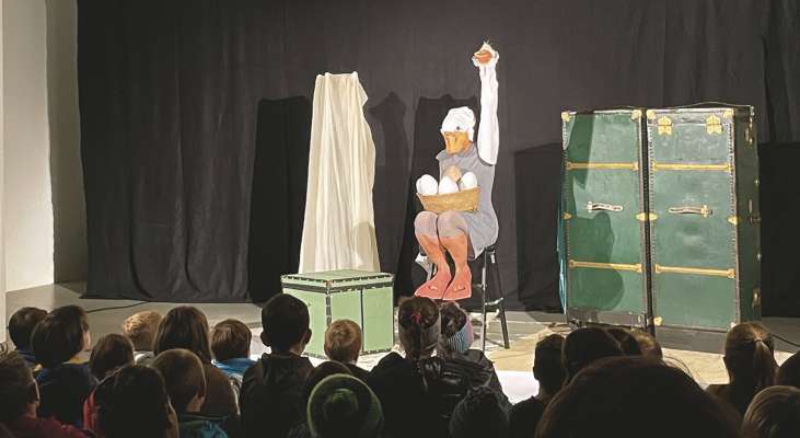 L teater "Schwanen" de Eva Sotriffer a Urtijëi.
