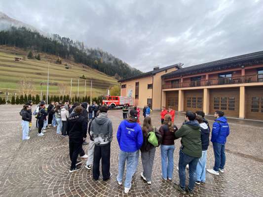 I studenc coi volontères de protezion zivila dedant a la caserma de Vac.
