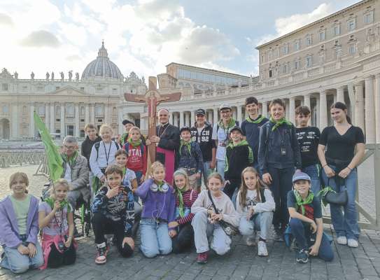 I ministronc deberieda cun l vescul Ivo Muser sun plaza S.Piere a Roma.
