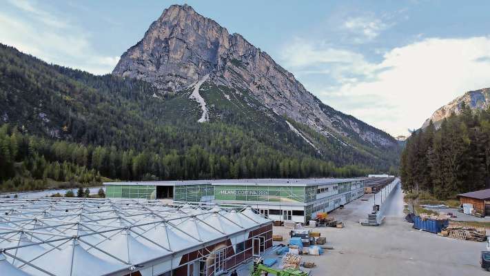 El vilajo de i atletes de Olimpiades e Paralimpiades, inze a Fiames, su ra pista de el vecio aeroporto, sote el Col Rosà.
