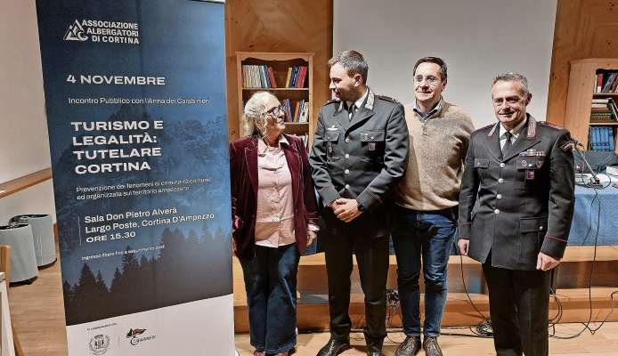 Sandra Ruatti presidente de i hotiei de Anpezo; el capocomun Gianluca Lorenzi Chenopo; el magiore Alessandro Bui de i Carabiniere e Bernardo Gabrielli comandante de ra stazion de Anpezo.
