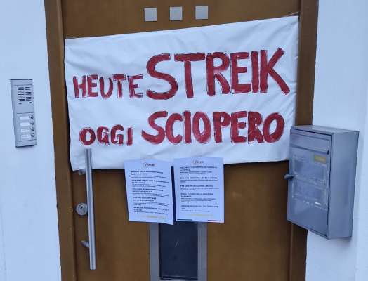 Sun la porta dl ambulatuere dl dr. Simon Kostner y la dr. Cordula Weber a Urtijëi àn n mierculdi ai 5 de nuvëmber udù la scrita "scioper".
