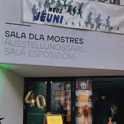 N sada ai 8 de nuvëmber à la Nëus Jëuni Gherdëina festejà si carant'ani. Dut l bon!
