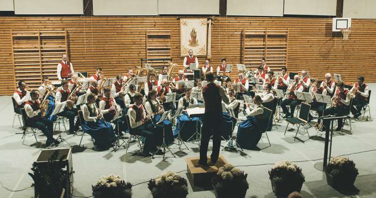 La Mujiga de Santa Cristina pra l cunzert de Santa Zezilia tla palestra de si luech.
