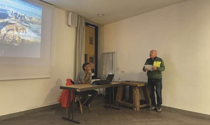 L geologh Corrado Morelli y l presidënt dla Lia da Mont Tullio Mussner n ucajion dl referat a Urtijëi.
