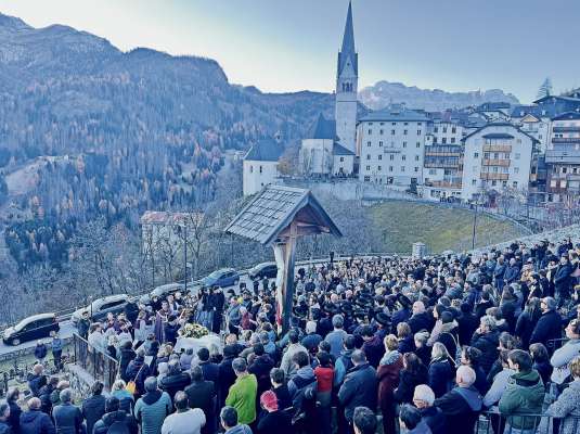 La fola de jent nte cortina da La Plié a la sepoltura de Lara De Cassan.
