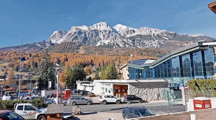 El stadio Olimpico de ra jaza, el bosco de Ronco co ra pista Eugenio Monti; ra pistes daschie de Tofana. L é duto Zona Rossa, agnó che no se podarà śì inze, par ra Olimpiades 2026.
