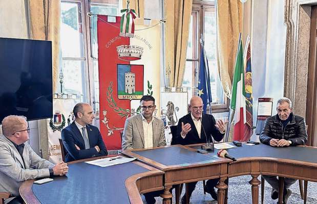 El sotesacretario Morelli, Padrin capocomun de Longaron, el comisario Saldini, canche i à parlà del projeto del noo stradon de Longaron.
