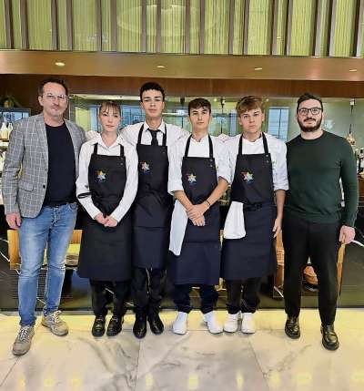 Cuatro studentes e doi profesore de ra scora alberghiera de Anpezo, a Milan par un concorso ves ra Olimpiades 2026. Ades i podarà lourà ca da nos, chera setemanes de i Śoghe, de febraro.
