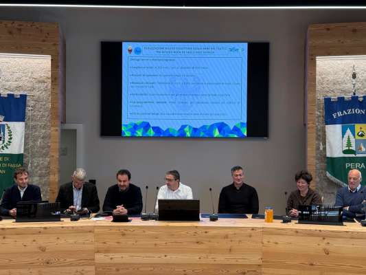 La prejentazion di lurieres per la èghes pazes de Vael. (foto: OS PAT)
