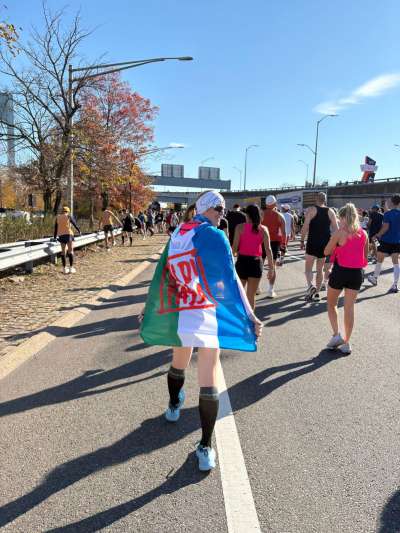 Raffaella Davarda a la Maratona de New York con la bandiera ladina.
