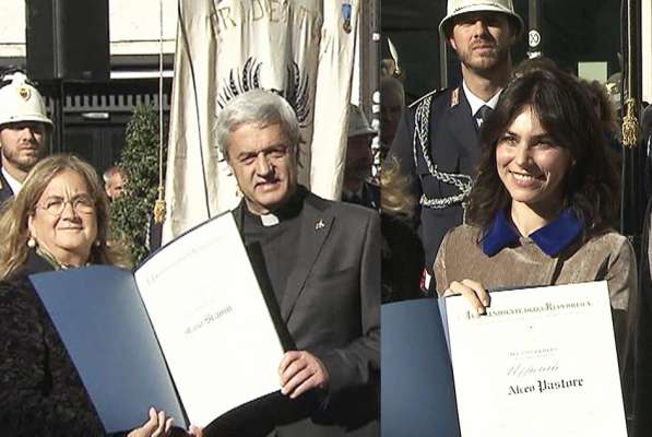 La consegna del recognosciment a don Mario e a la neza de Alceo Pastore.
