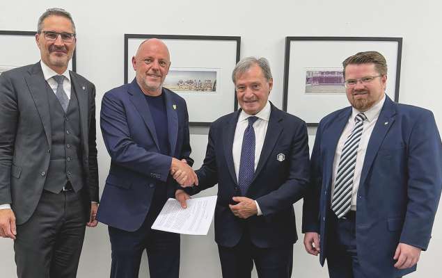 Arno Kompatscher, presidënt dla Provinzia, Rainer Senoner, presidënt dl Saslong Classic Club, Flavio Roda, presidënt dla FISI y l ambolt de Sëlva, Tobias Nocker. (FOTO Saslong Classic Club)
