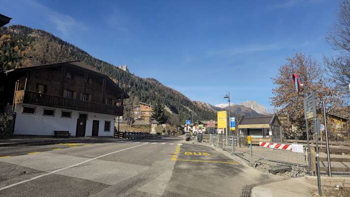 I lurieres per la fermada de le coriere  ló da pont de Pantl a Vich.
