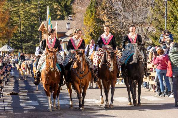 N momënt tratan la defilada dla raitada 2025. foto:Freddy Planinschek
