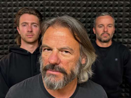 I mëmbri dl grup »RosinaRosada«: dmc Matteo Irsara, dancá Leo Irsara y Jones Adang. foto:RR
