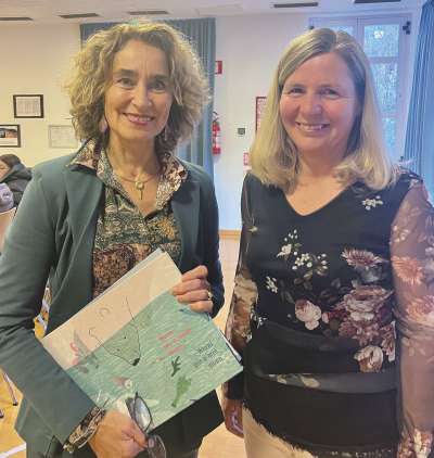 Maria Kostner, diretëura dl Ciamp pedagogich cun Petra Senoner, nsenianta y cuordinadëura dl pruiet.
