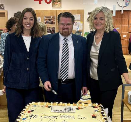 Silvia Runggaldier, l'assessëura per la familia y l soziel - y presidënta dl cunsëi dla bibliotech, l ambolt de Sëlva, Tobias Nocker, y Deborah Vinatzer, bibliotechera sëurastanta dla bibliotech.
