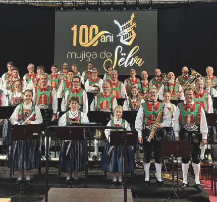 Na fotografia de grupa dla Mujiga de Sëlva, che à sunà si cunzert n ucajion dl iubileum de cënt ani.
