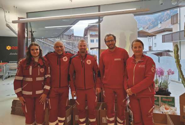 I ulenteres dla Crëusc Cuecena tl Conad de Urtijëi n chël di che n à abinà adum maiadives da ti dé ala jënt che à debujën.
