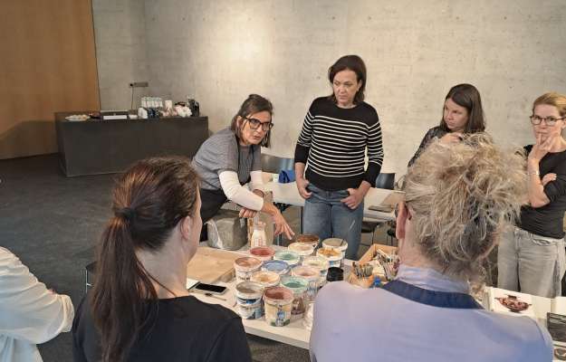 Irina Tavella ti spiega ala partezipanes la tecniches per lauré la ceramica. 
