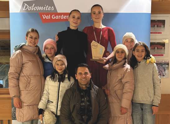 N valguna atletes dl Eis Club Gherdëina che à fat pea pra la garejeda te Sëlva cun si alenadëur.
