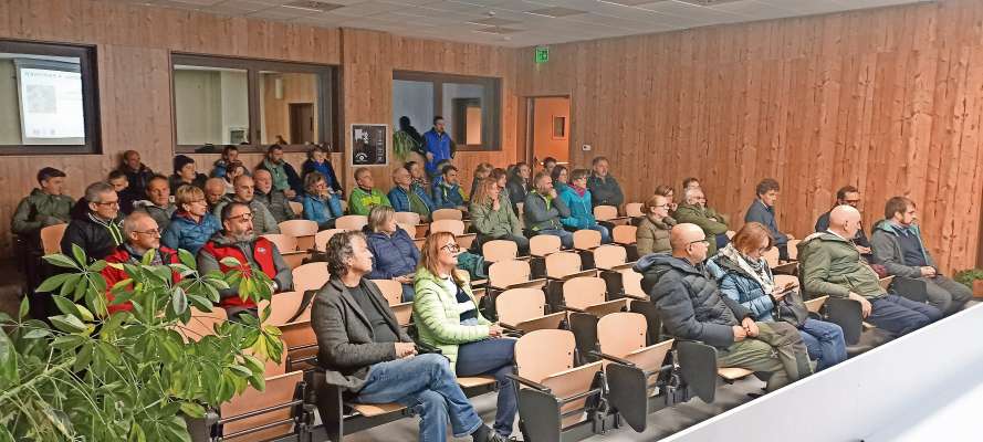 L publich che a tout pert a la prejentazion del progét ntel self del nuof zenter vijite.
