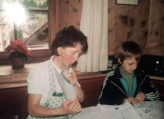 Dan da 20 agn: la cöga Maria fej i compic cun pice Aliaksei dala Bieloruscia.
