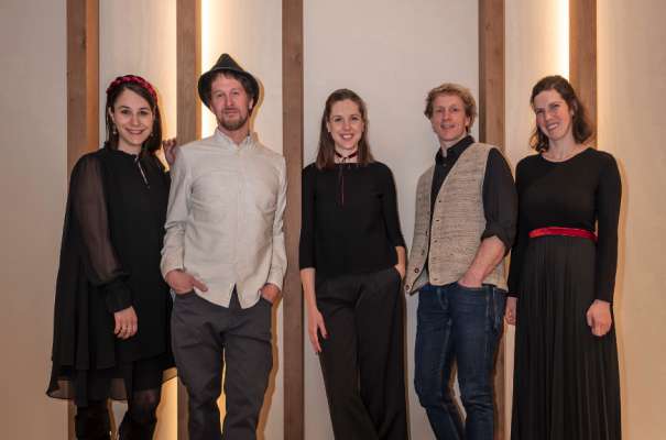 I cin’ protagonisć dla scëiba nöia. Les trëi "Tonalités" Sofia Pisching, Stefanie Kaneider y Anita Obwegs y i dui strumentalisć Philipp Schörghuber y Peter Ewald. Foto: Gianvito Coco
