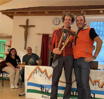 L pest ’fedeltà’ consegnà a Erwin Chiocchetti da Giuseppe Pescosta.
