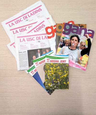 L Pian de politica linguistica sostegn la informazion per ladin. 
